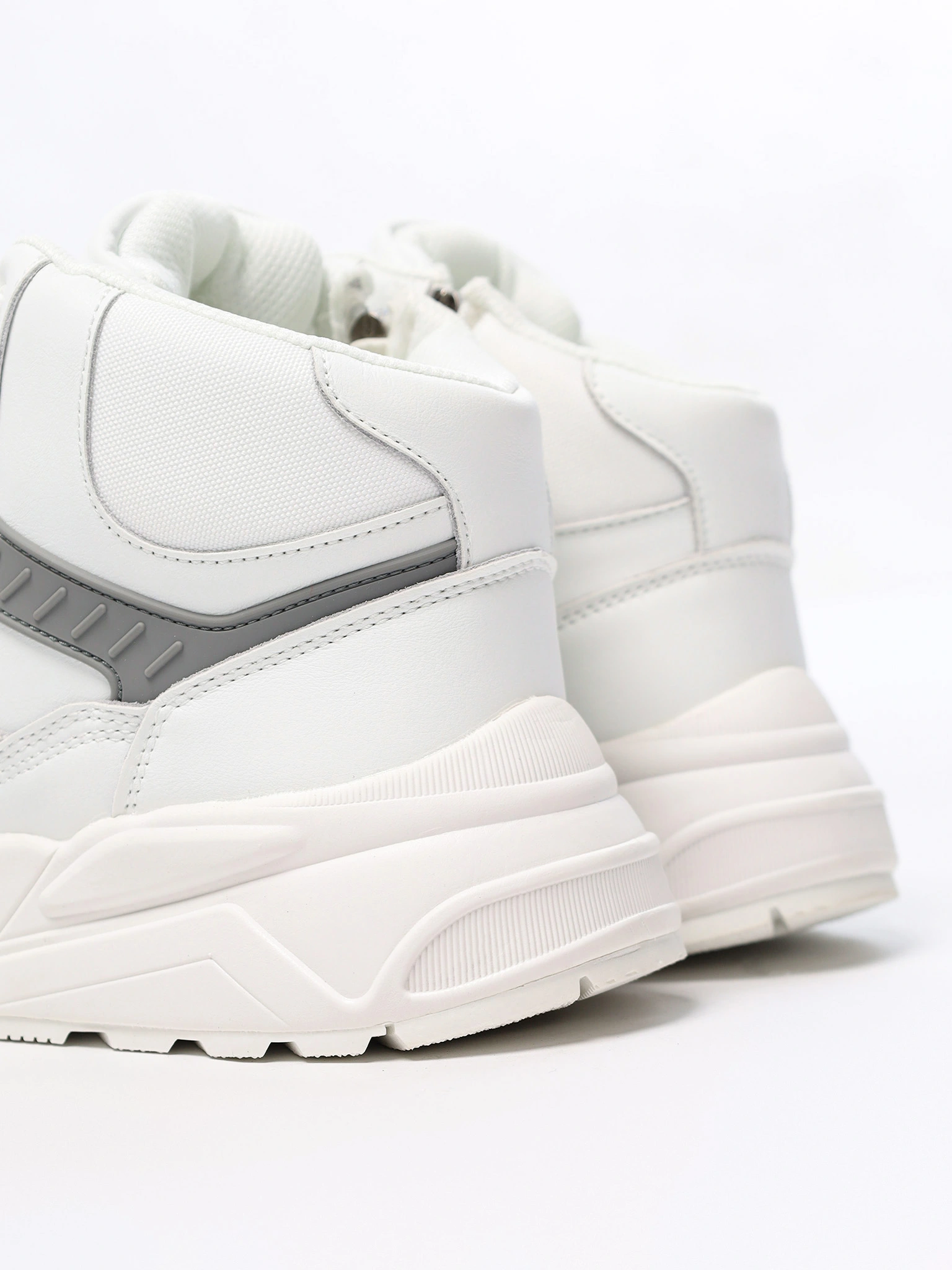 Кроссовки белого цвета на средней объемной подошве